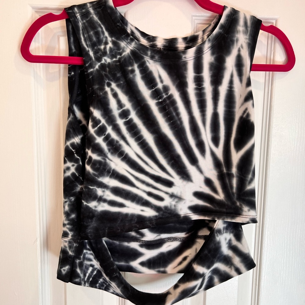 Lululemon LA Cut out top